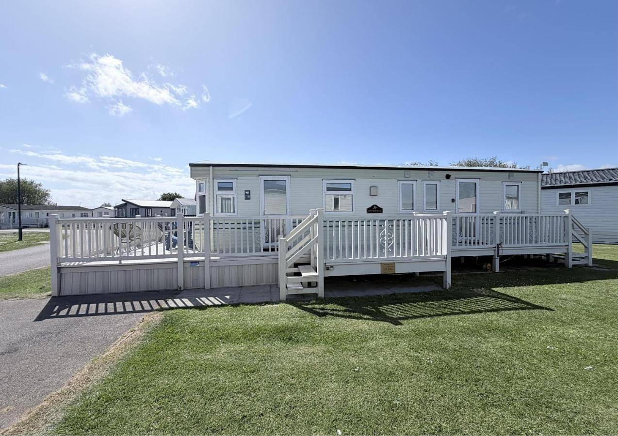 Lovely Caravan For Hire With Large Decking Area In Hunstanton Ref 23218K in Hunstanton, Norfolk Coast