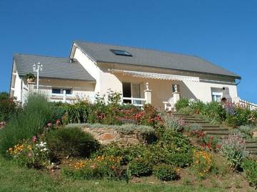 Gîte pour 8 personnes, avec jardin et terrasse à Neuvéglise