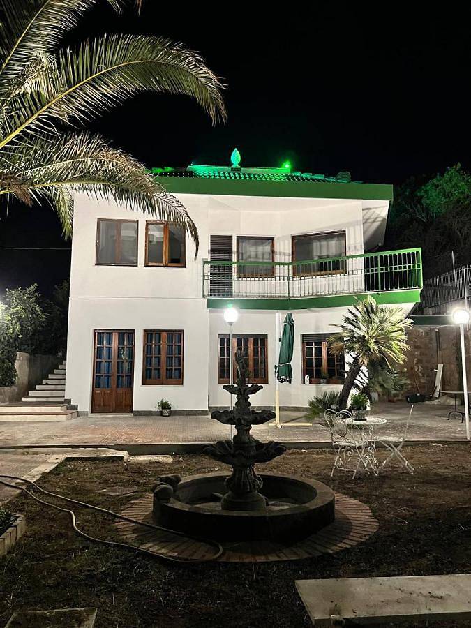 Location de vacances pour 2 personnes, avec Terrasse et Jardin ainsi que Vue sur le lac et Vue dans Pergusa