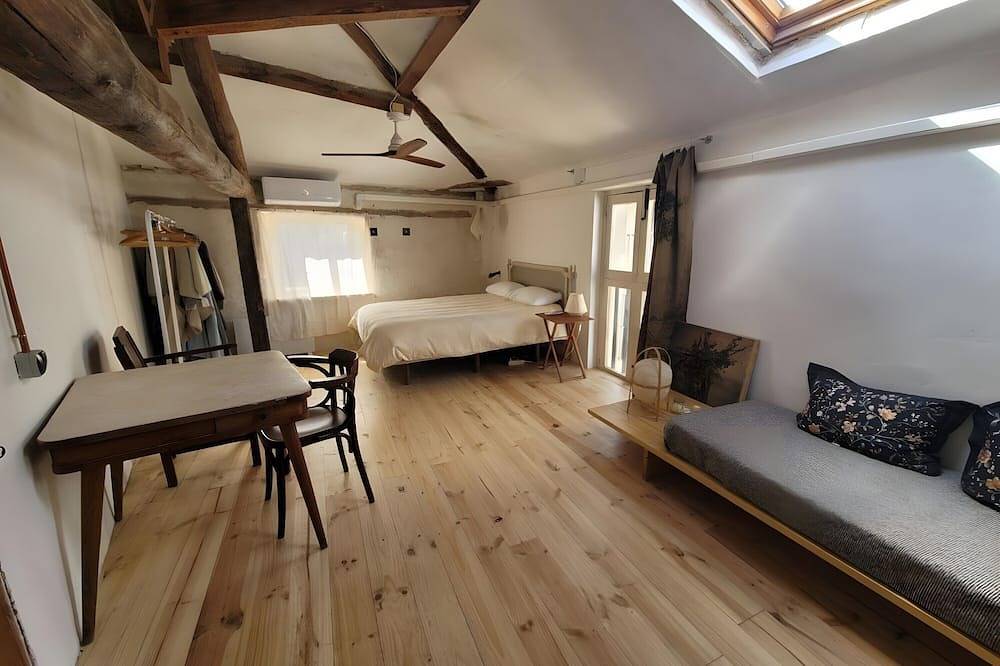 Holiday Home 'Relax en Casona Única Lanueva' with Private Pool, Wi-Fi & Air Conditioning in Candeleda, Valle del Tiétar