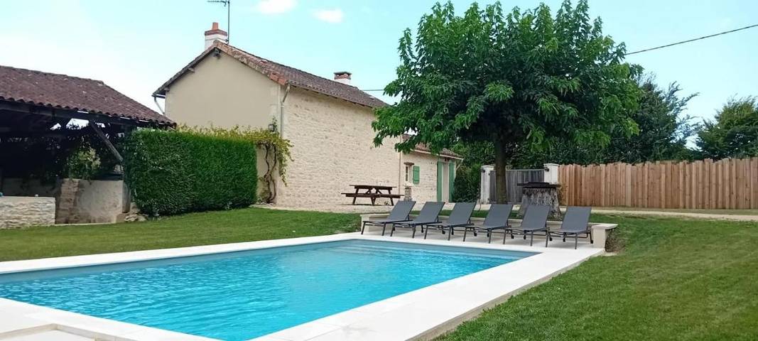 Location de vacances pour 8 personnes, avec jardin et piscine à Saint-Martin-l'Ars
