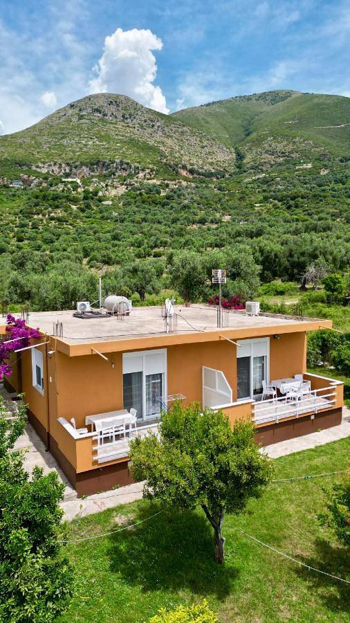 Location de vacances pour 5 personnes, avec jardin ainsi que vue et balcon dans Borsh