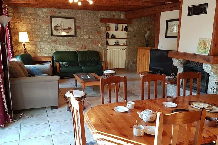 Location de vacances pour 8 personnes, avec vue et jardin, animaux acceptés à Saint-Alban-sur-Limagnole - 3