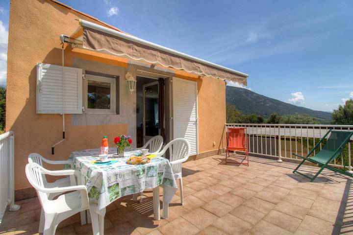 Gîte pour 4 personnes, avec Terrasse ainsi que Jardin et Vue