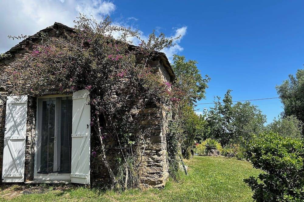 Stone casetta 3km from the sea near the port of taverna and moriani beach in Cervione, Corte und Umgebung