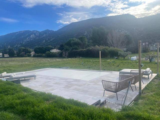 Location de vacances pour 2 personnes, avec vue ainsi que piscine et jardin à Maubec - 2