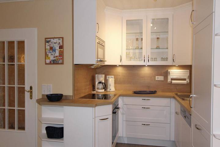 Ganze Wohnung, Liebevoll eingerichtete Ferienwohnung mit zwei Bädern - direkt an der Promenade in Wenningstedt, Sylt