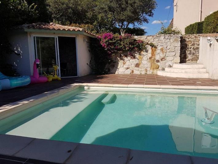 Location de vacances pour 4 personnes, avec vue ainsi que piscine et jardin, animaux acceptés à Saint-Jean-du-Pin