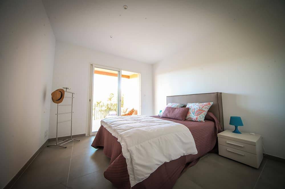 Appartement entier, Appartement  à 200 mètres de la plage  Wifi, balcons terrasses clim  parking in Abbartello, Olmeto