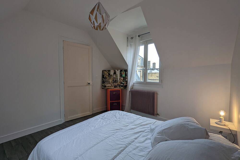 Quiet townhouse on the front shore, nearby restaurants & shops, 10m from the sea in Luc-sur-Mer, Caen region