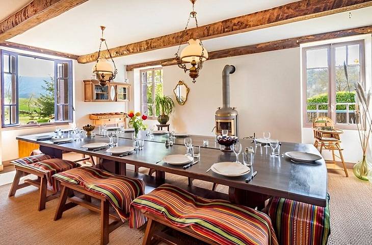 Gîte pour 12 personnes, avec jardin et piscine dans l' Ain - 2