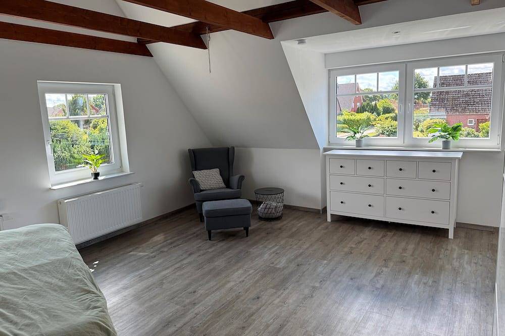 Ferienhaus 'Neeborg' mit privater Terrasse, privatem Garten und Wlan in Zetel, Südliche Nordseeküste