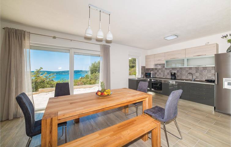 Charming 2BD Apartment with Pool, Terrace & Beach Access 2.5km Away in Trogir, Ciovo