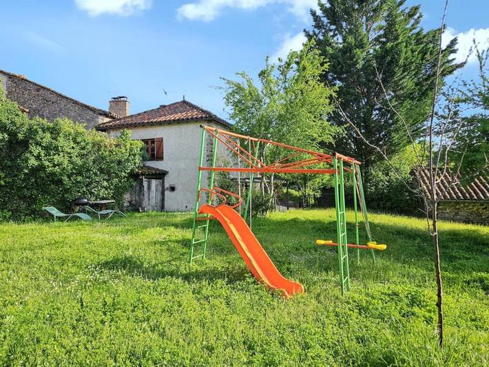 Location de vacances pour 4 personnes, avec terrasse et jardin à Peyrusse-le-Roc