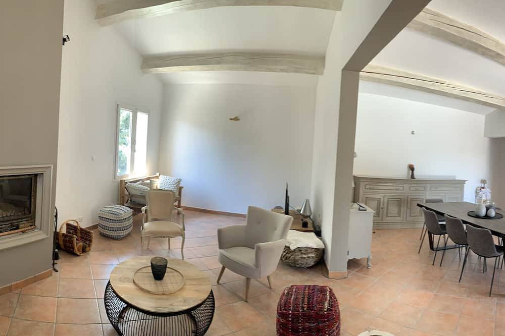 Superb vacation villa (fully renovated) in the heart of the Luberon in La Roque-sur-Pernes, Vaucluse