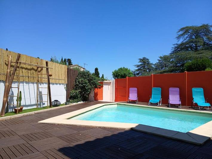 Location de vacances pour 6 personnes, avec piscine et jardin, adapté aux familles à Beauvoisin