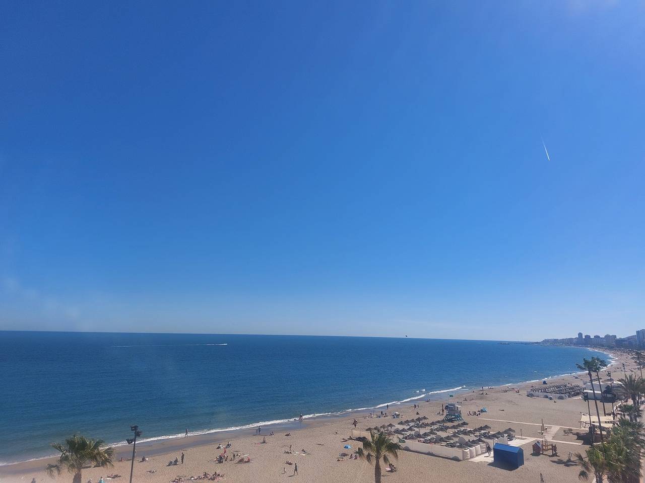 Apartamento entero, Apartamento Mediterráneo con Vistas al Mar: Primera Línea, Gran Terraza, A/A, Wi-Fi y Piscina in Torreblanca (Fuengirola), Fuengirola