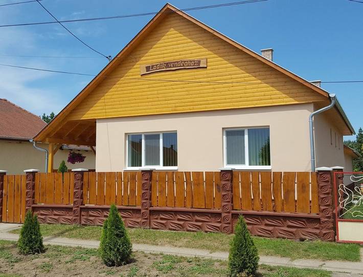 Dom gościnny dla 7 osób, z Taras i Ogród oraz Widok w Tiszafüred