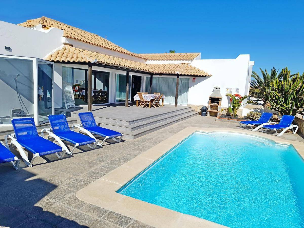 Villa Lobos with private pool and Bbq in Caleta de Fuste, Antigua