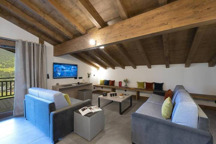 Chalet pour 10 personnes, avec jacuzzi et piscine ainsi que sauna et balcon, animaux acceptés à Les Contamines-Montjoie