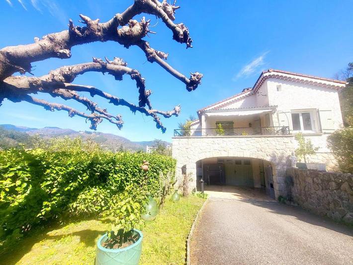 Gîte pour 4 personnes, avec vue ainsi que piscine et jardin à Vals-les-Bains - 2
