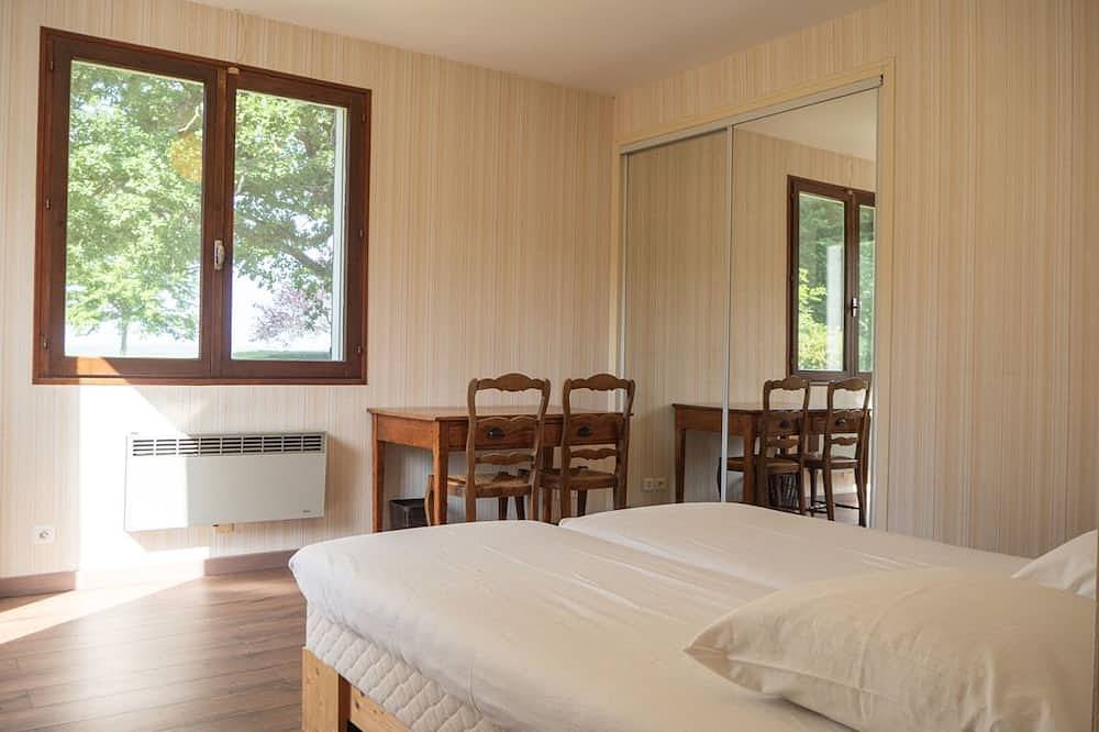 Maison à Forcalquier, Luberon, grand terrain, piscine et vue panoramique jeux in Forcalquier, Parc naturel régional du Luberon