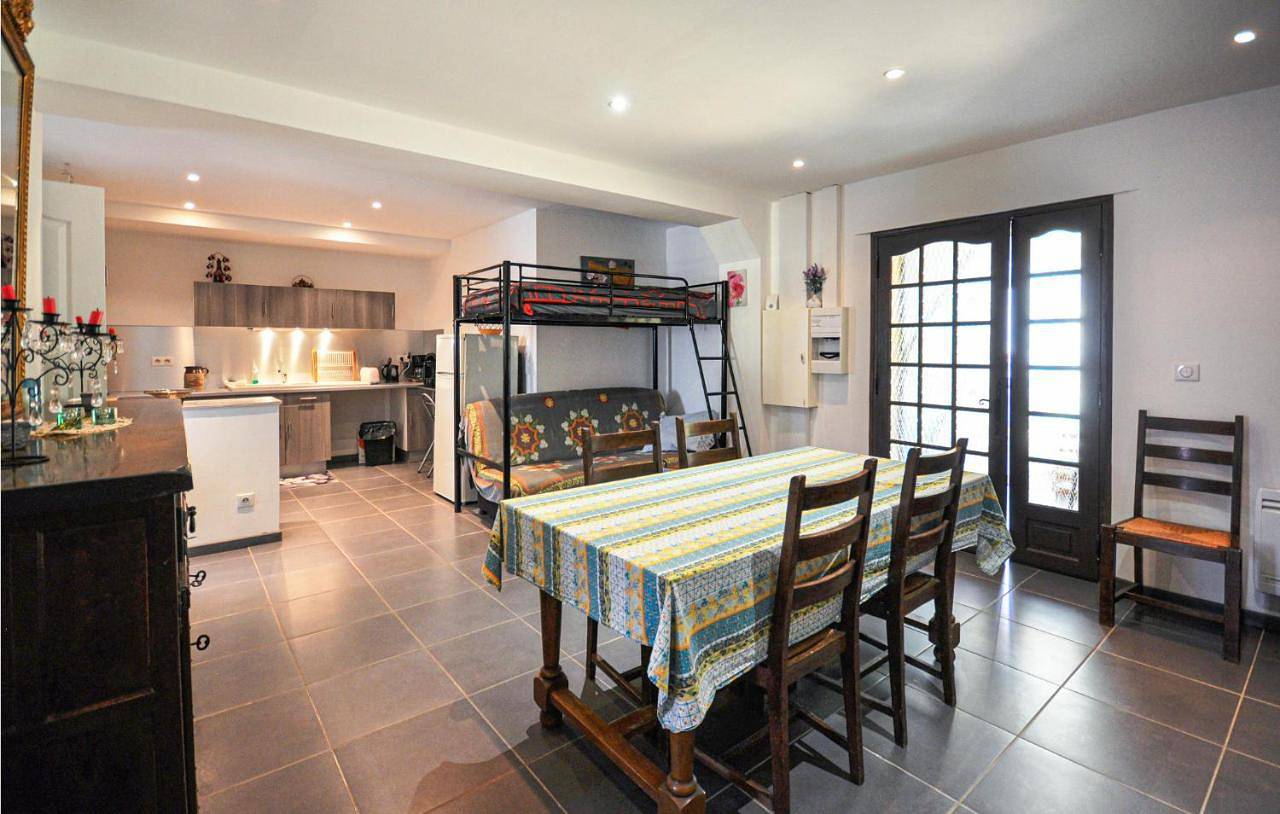 Appartement entier, Appartement 'Proche Des Plages' avec terrasse privée et Wi-Fi in La Coudoulière, Six-Fours-les-Plages
