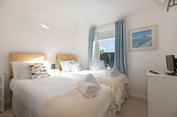 Entire apartment, SeaCrest 1, St Ives – Sleeps 6 – On-Site Parking – Sea Views in St. Ives, Cornwall