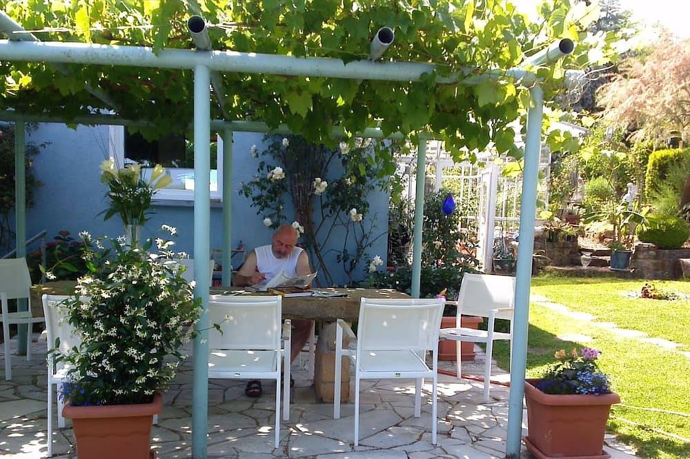 Ganze Wohnung, Das blaue Haus ( Fewo Lilie) mit Pool an der südlichen Weinstraße in Pleisweiler-Oberhofen, Südliche Weinstraße