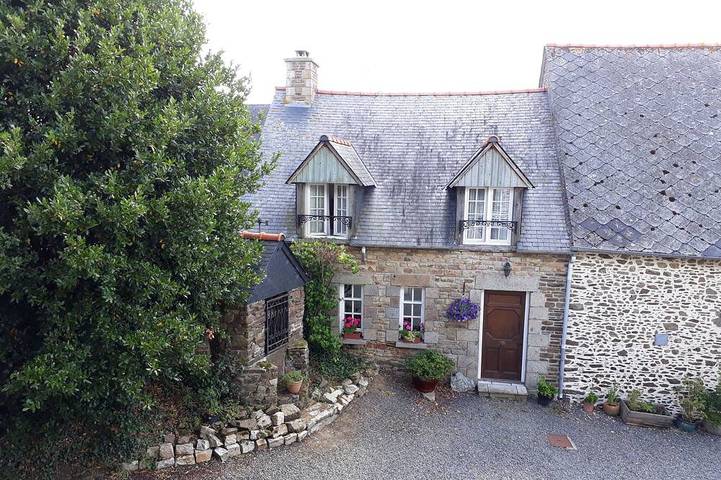 Gîte pour 5 personnes, avec Terrasse ainsi que Jardin et Piscine à Saint-Ouen-la-Rouërie