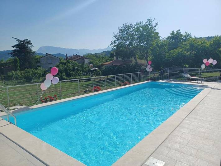Casale per 13 persone, con piscina e terrazza nonché giardino, con animali domestici nelle Marche