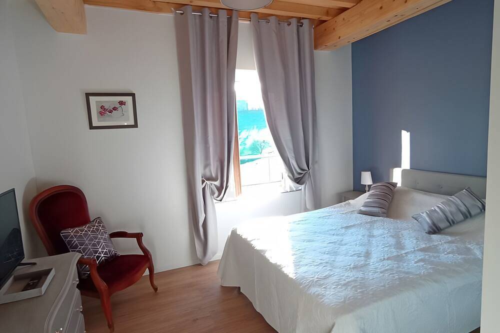 Chambre d’hôtes « Chambre Velours » avec piscine, terrasse et jardin communs in Saint-Martin-Lestra, Montbrison