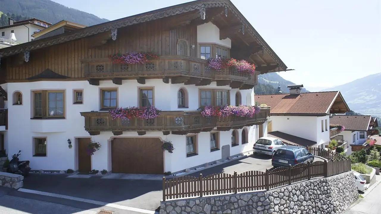 Geheel vakantieappartement, Vakantieappartement voor 7 personen met balkon in Hart im Zillertal, Bezirk Schwaz