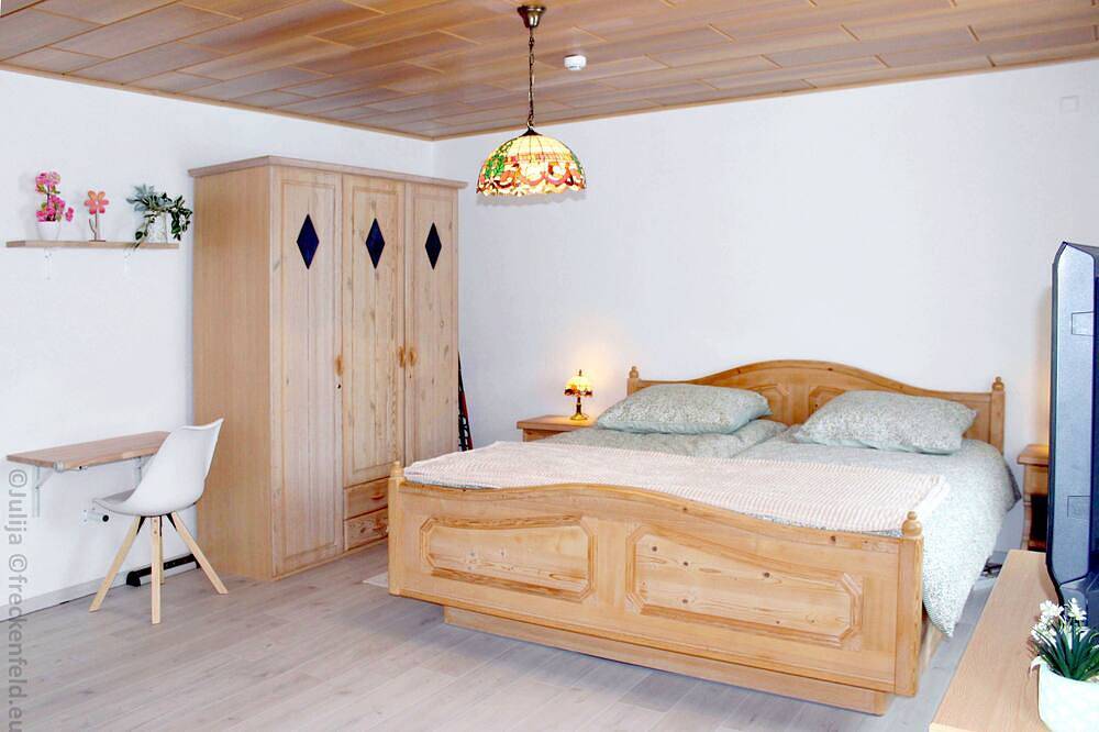 Ganze Wohnung, Grumbeerezimmer - 1-Zimmerwohnung mit 2x2m-Doppelbett, Kochnische, Dusche, Wc in Freckenfeld, Pfalz