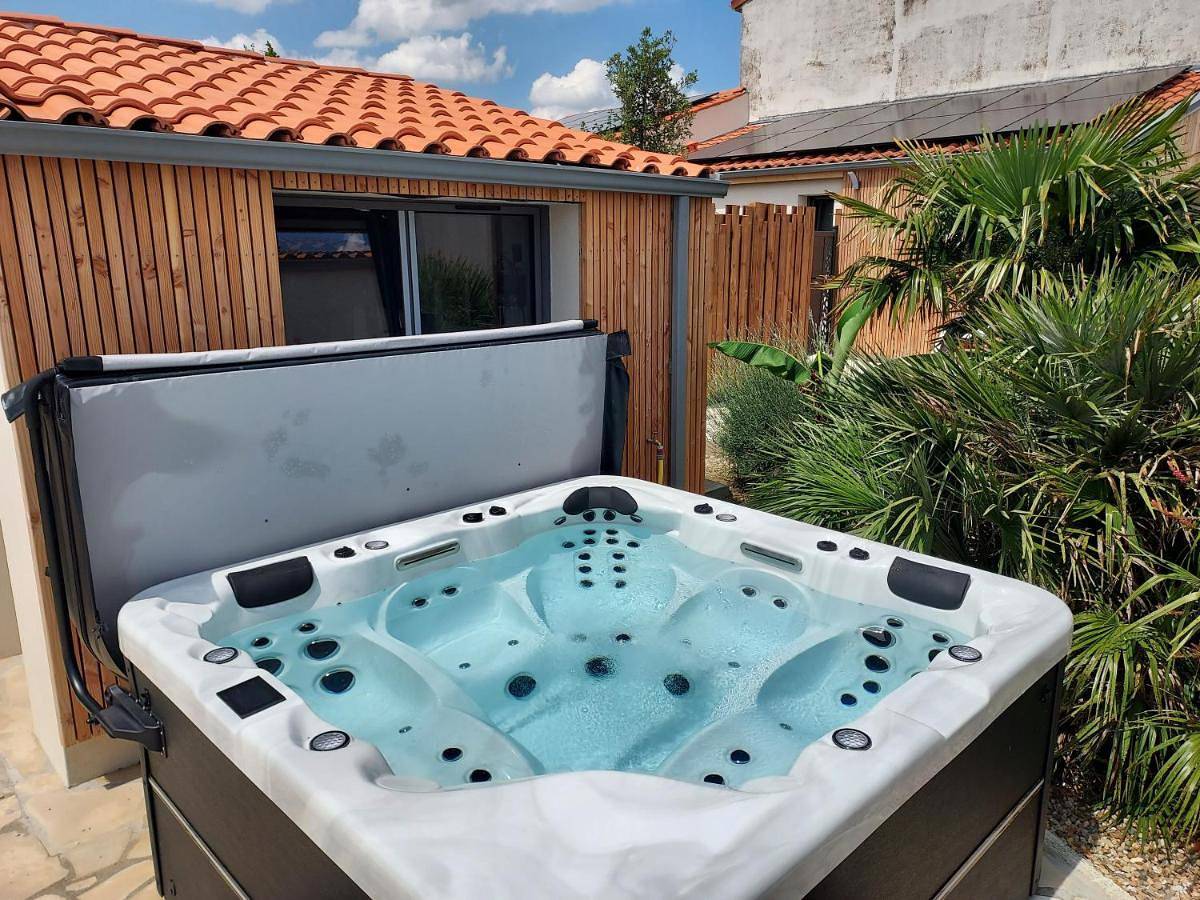 Double Room with Pool View in Périgny, Région de La Rochelle