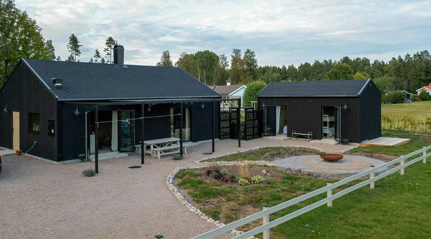 Design-Ferienhaus mit Gästehaus am Mullsjön in Hjo, Vättern