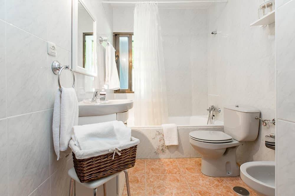 Entire apartment, Self catering Amatalasviñas for 5 people in Piedralaves, Ávila Region