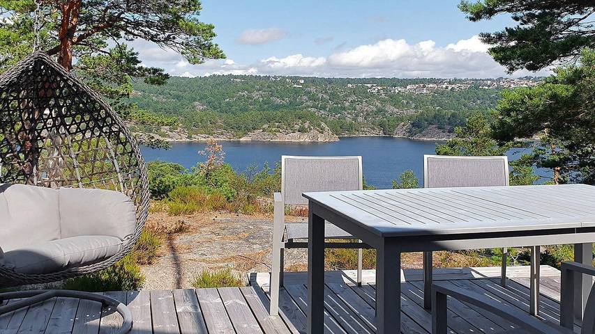 Feriehus for 8 personer, med terrasse og hage i tillegg til utsikt i Risør 