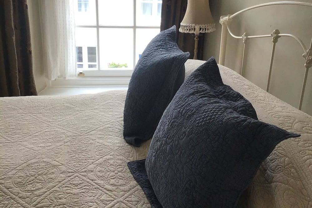 Characterful, pretty, family friendly Georgian house centrally located in Wells in Wells, Somerset