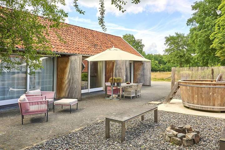 Ferienhaus für 4 Personen, mit Whirlpool und Garten