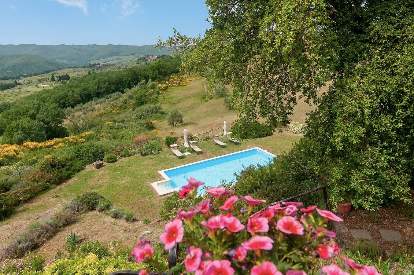 Entire apartment, Apartment 'Cipressaia Bellavista' with Shared Pool, Shared Garden and Wi-Fi in Chianti