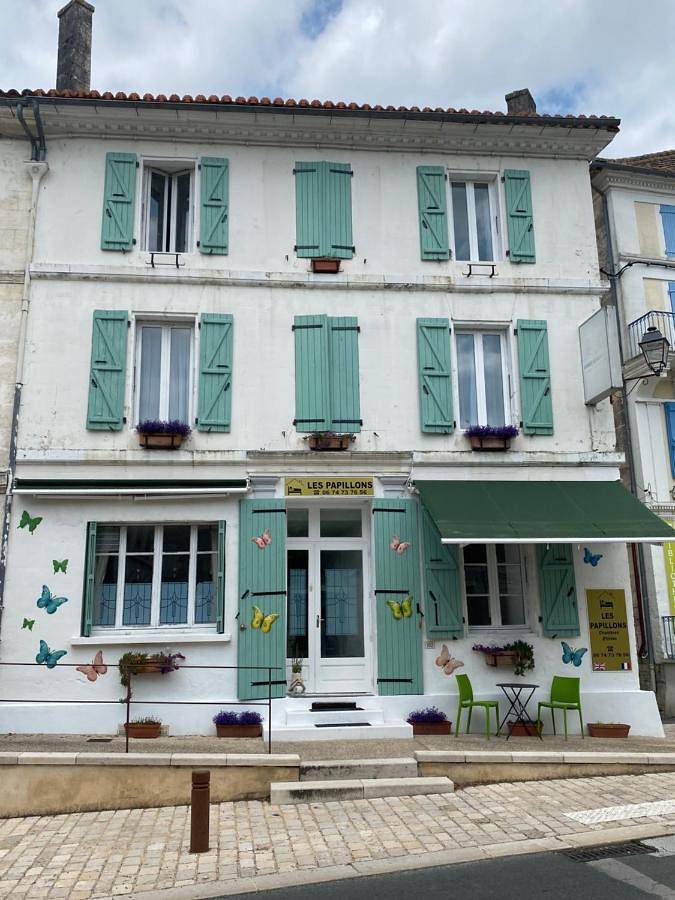 Maison d’hôte pour 2 personnes, avec piscine ainsi que vue et terrasse à Verteillac