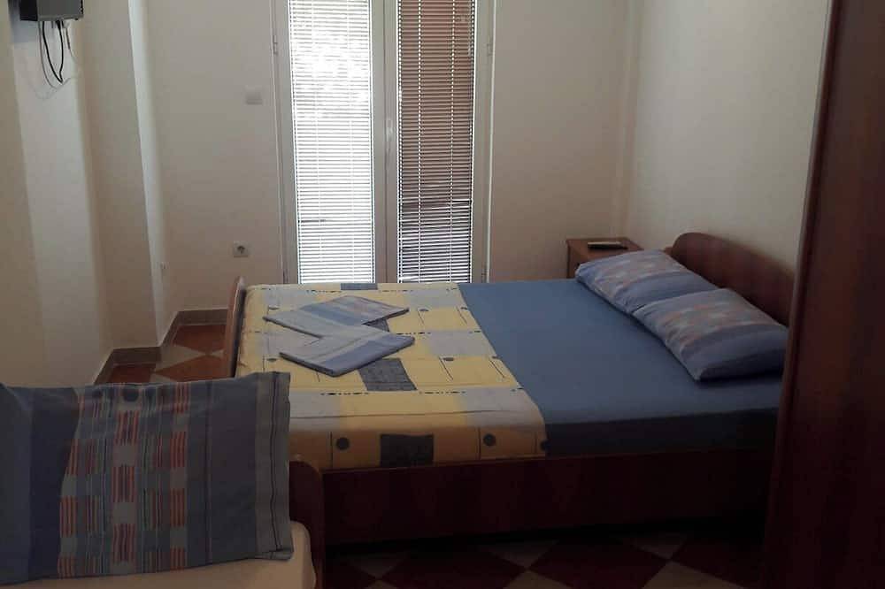 Apartamento entero, Trokrevetni partman sa svojim kupatilom, terasom i parkingom u dvoristu kuce. in Budva, Municipio de Budva