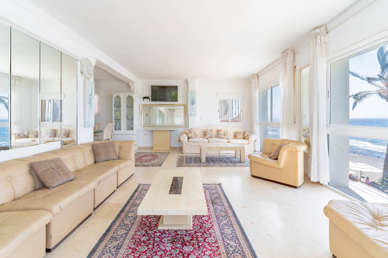 Entire apartment, Apartment 'Cortijo Blanco' with Sea View, Wi-Fi and Air Conditioning in Playa de Cortijo Blanco, Marbella