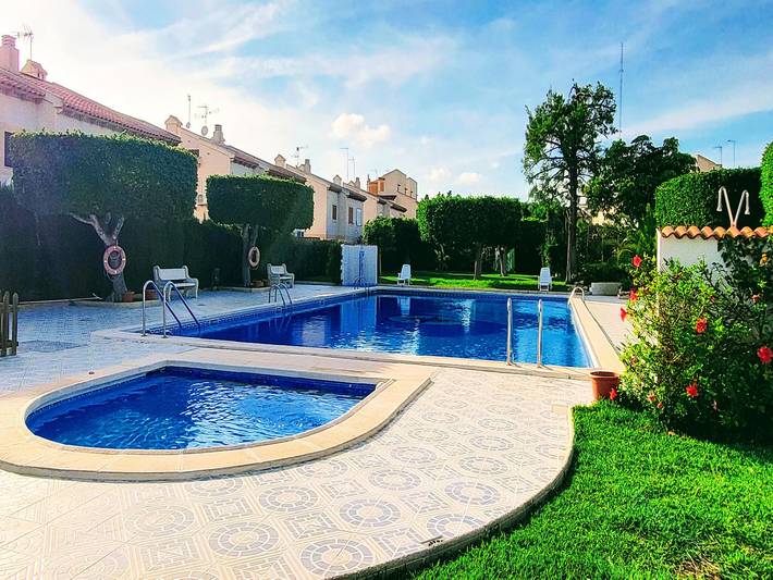 Ferienwohnung für 4 Personen, mit Terrasse und Garten sowie Kinderpool und Pool in Guardamar del Segura