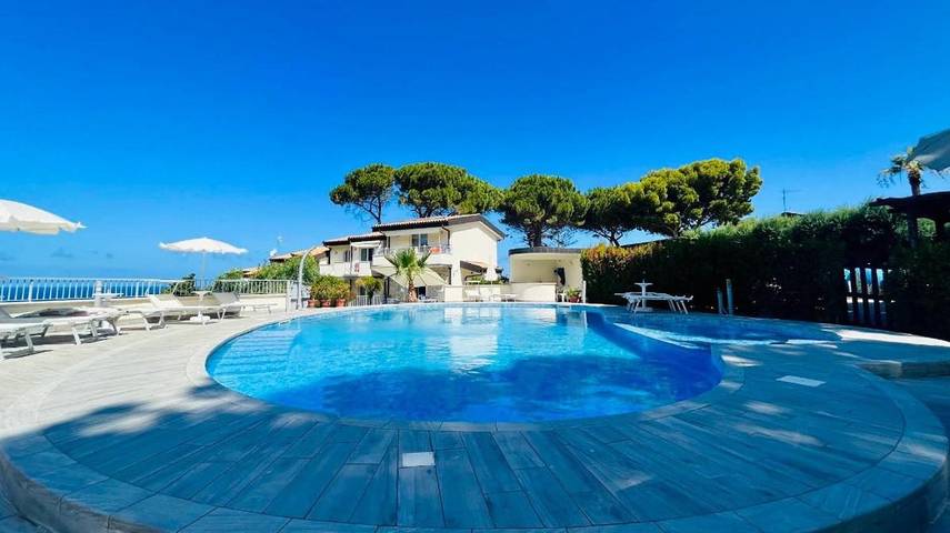Ferienwohnung für 5 Personen, mit Garten und Pool sowie Ausblick - 1