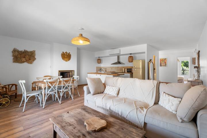 Appartement entier, Appartement 'Magnifique 6 Personnes' avec Balcon, Wi-Fi et Climatisation in Le Pradet, Côte méditerranéenne (France)