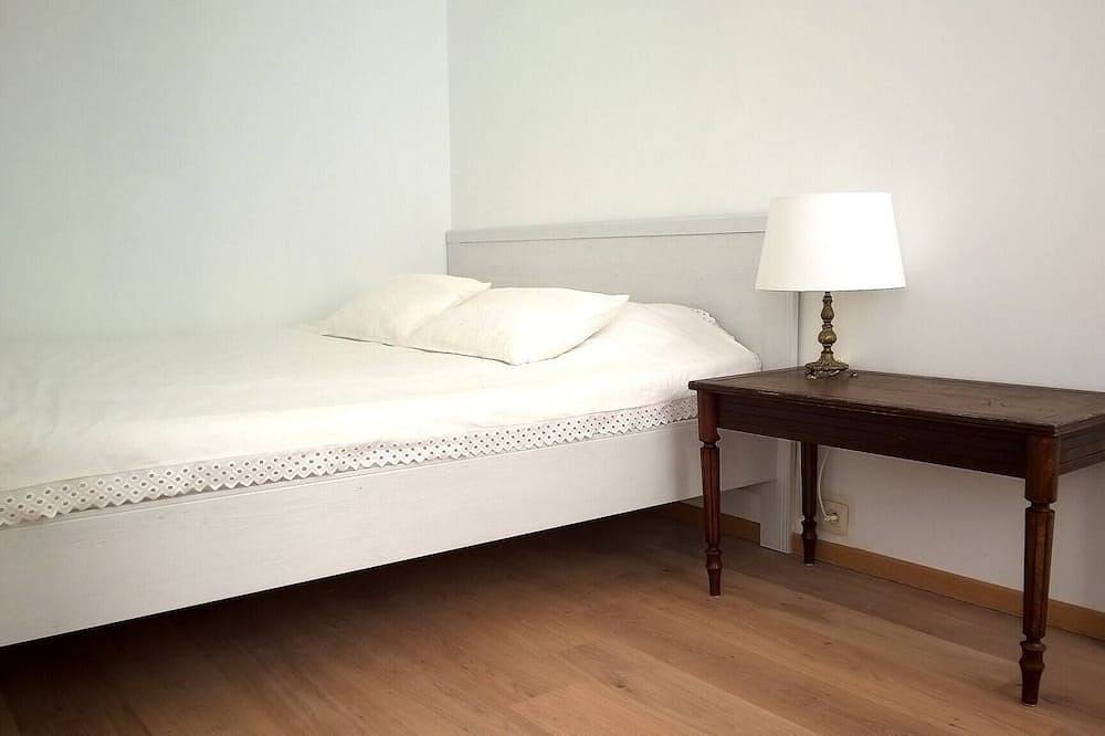 Entire apartment, Almost White, Near Train, Metro in Anderlecht, Flanders