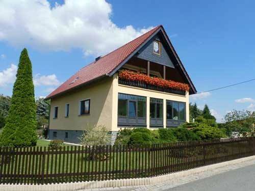 Ferienwohnung für 4 Personen, mit Balkon und Terrasse sowie Garten und Ausblick