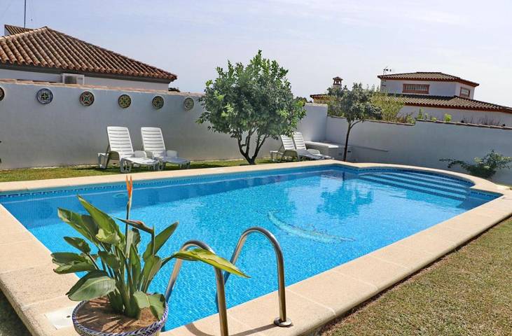 Bungalow para 4 personas, con Terraza además de Jardín y Piscina en Fuente del Gallo